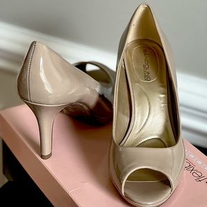 This small platform sow is very comfortable.  Worn once but still looks good